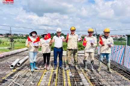 Trường Sinh trao thưởng cho toàn thể cán bộ nhân viên nhân dịp Quốc khánh 2/9