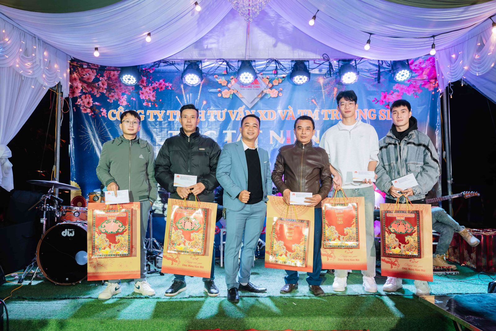 Ban lãnh đạo trực tiếp trao những món quà tri ân – ghi nhận công sức của đội ngũ nhân viên