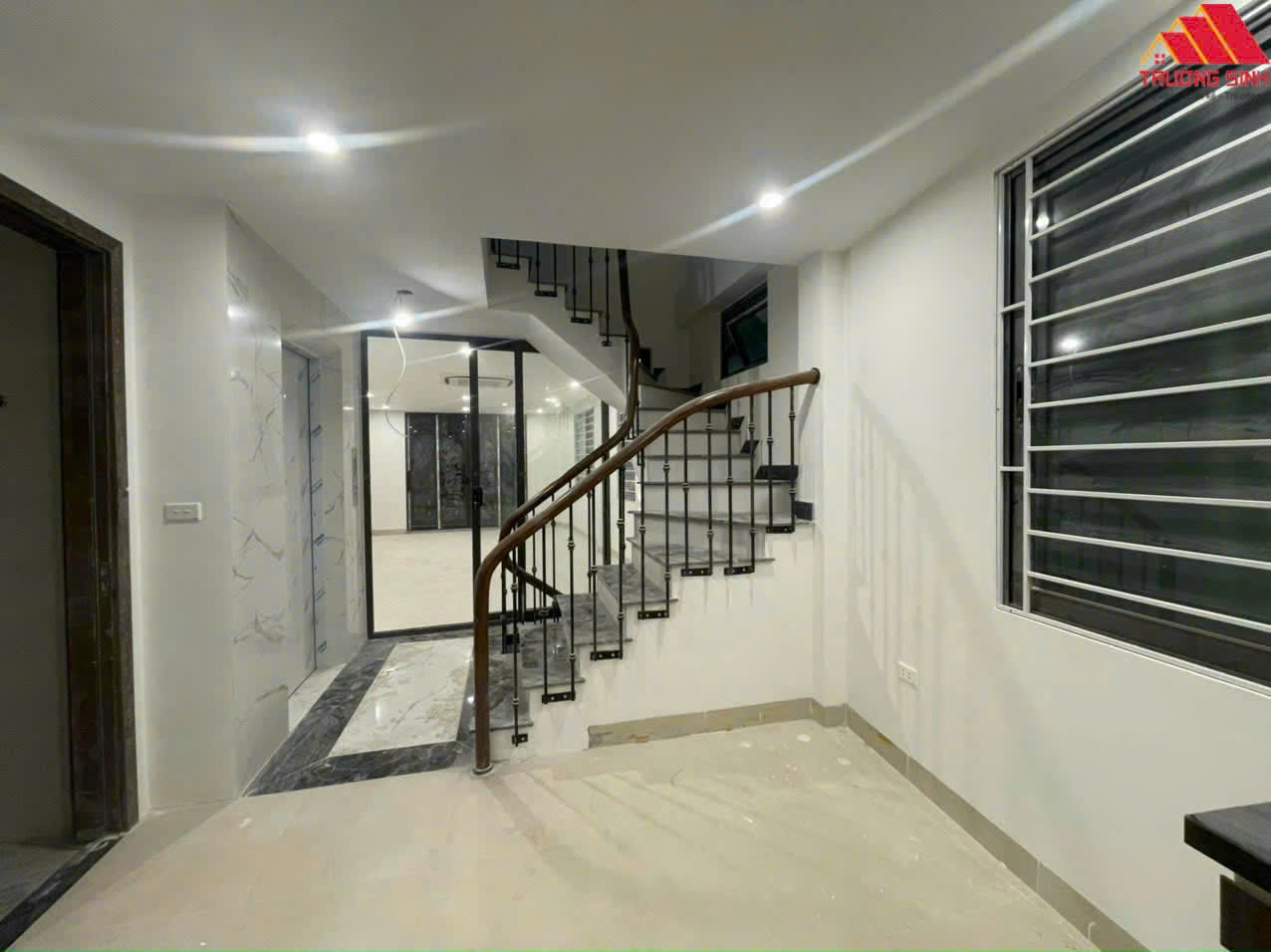 hoàn thiện bên trong ngôi nhà