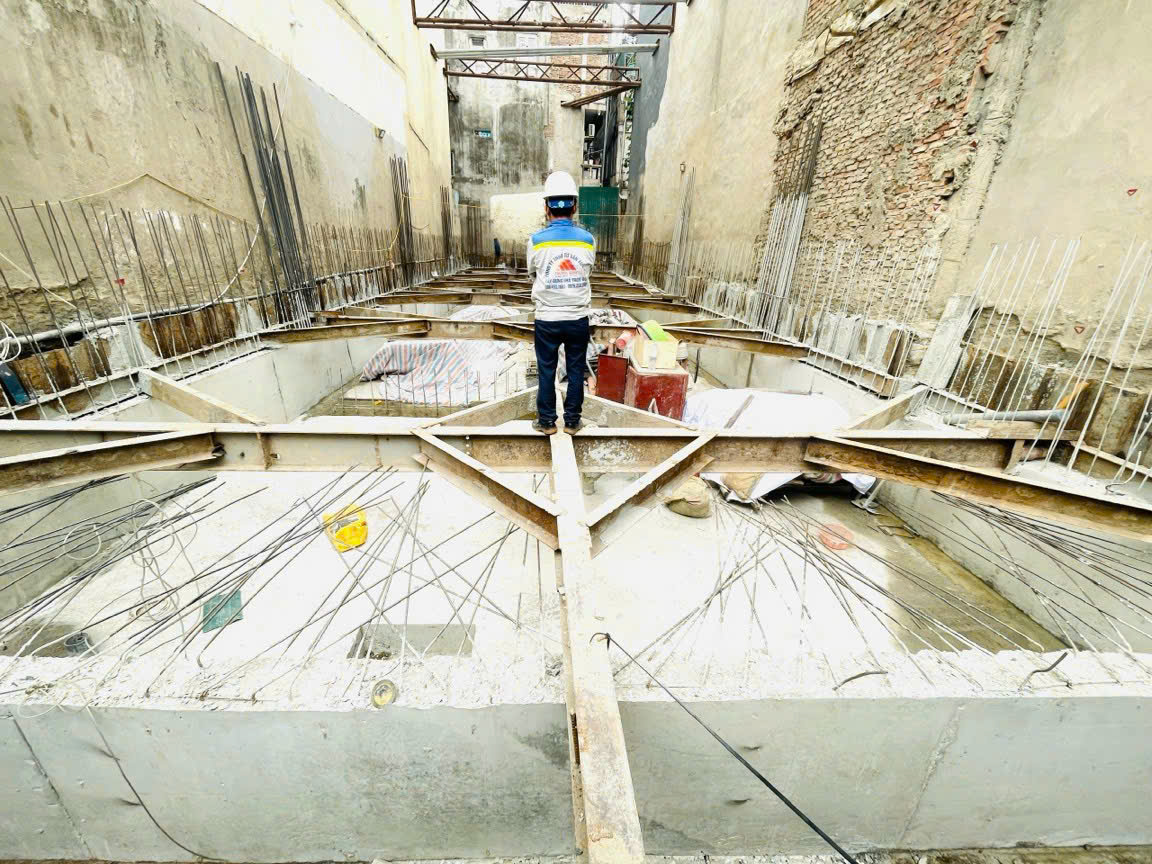 sau khi đổ bê tông móng