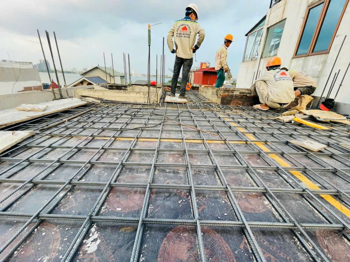 công tác đan thép chuẩn bị đổ bê tông