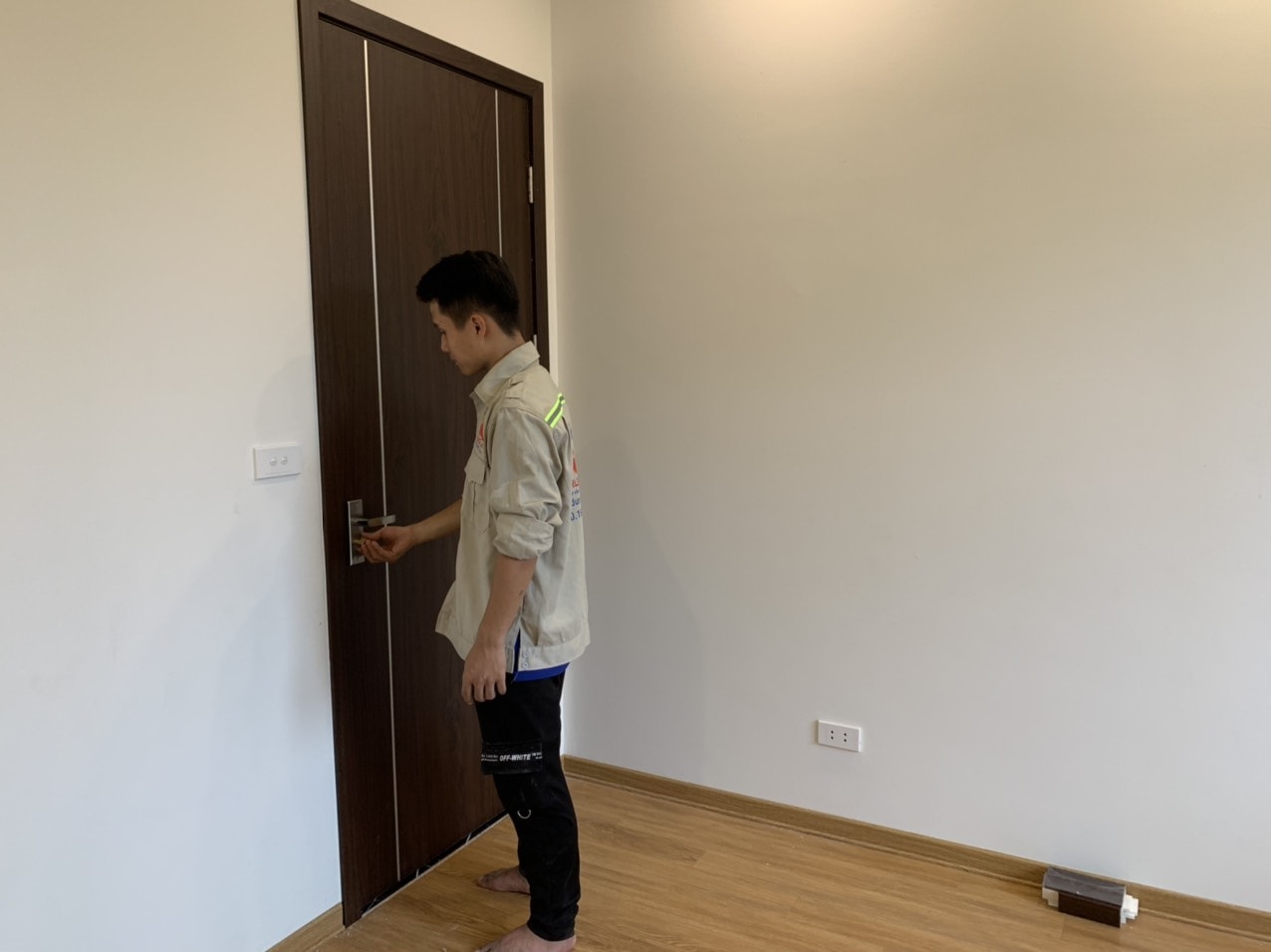 cửa nhựa vân gỗ do trường snh thi công